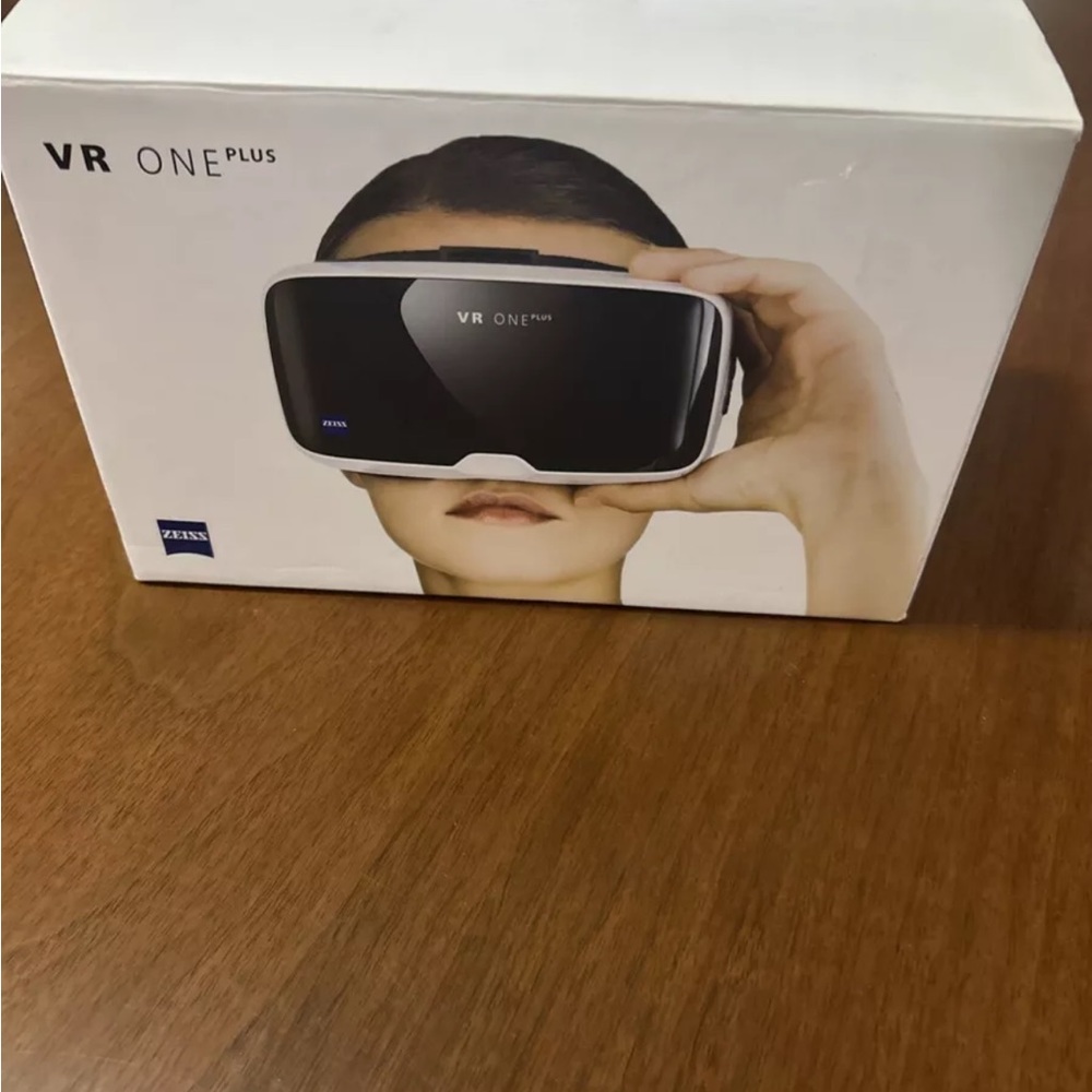 Black and White Smartphone VR Headset with Sleek Design